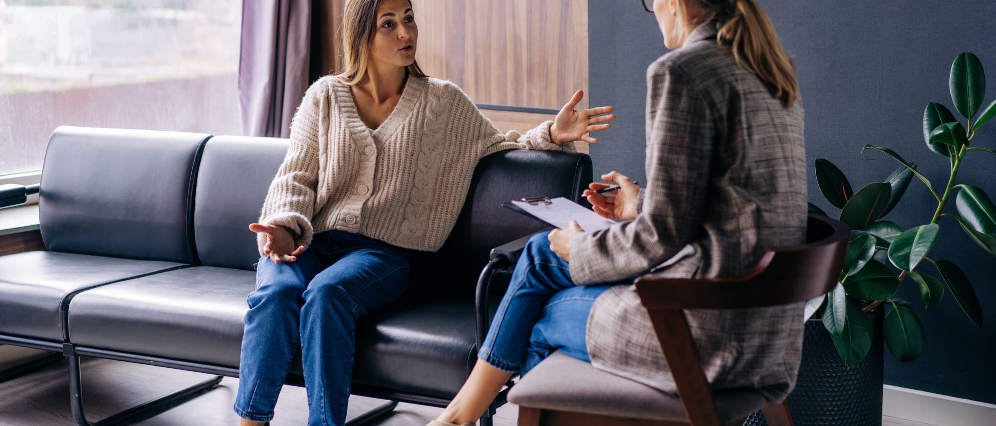 Zwei Frauen diskutieren miteinander (Symbolbild)