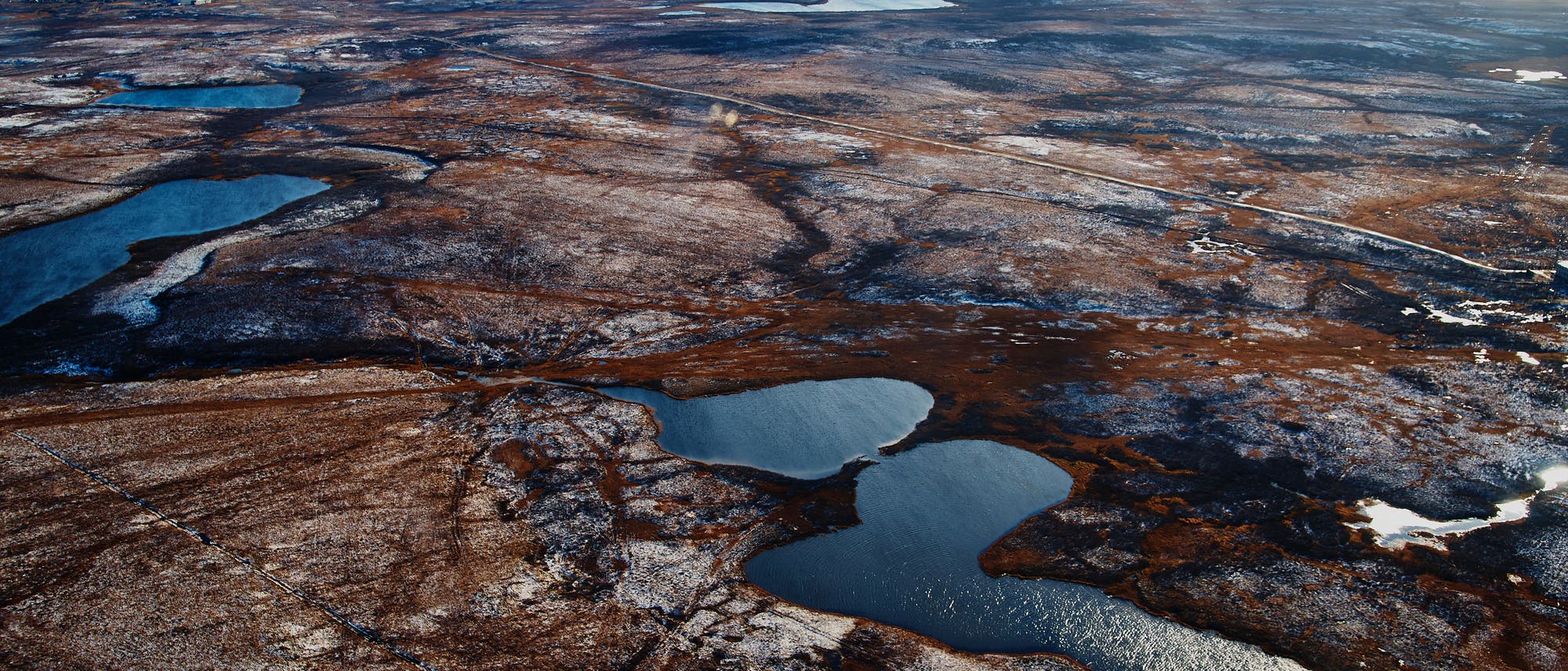 Luftaufnahme eines Sees in der Tundra der Taimyrhalbinsel.