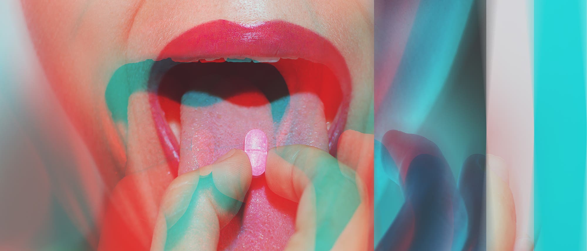 Frau legt sich MDMA-Tablette auf die Zunge