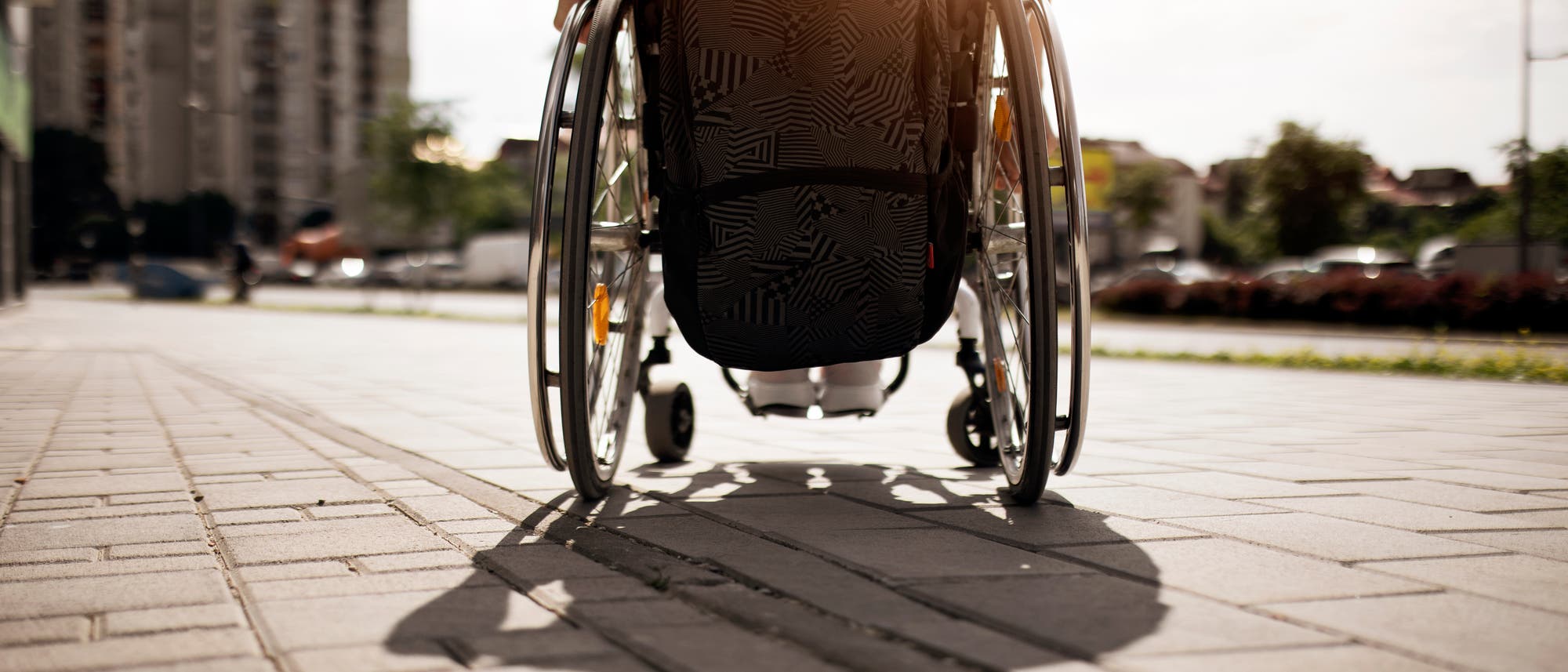 Von Multiple-Sklerose betroffen und im Rollstuhl sitzend
