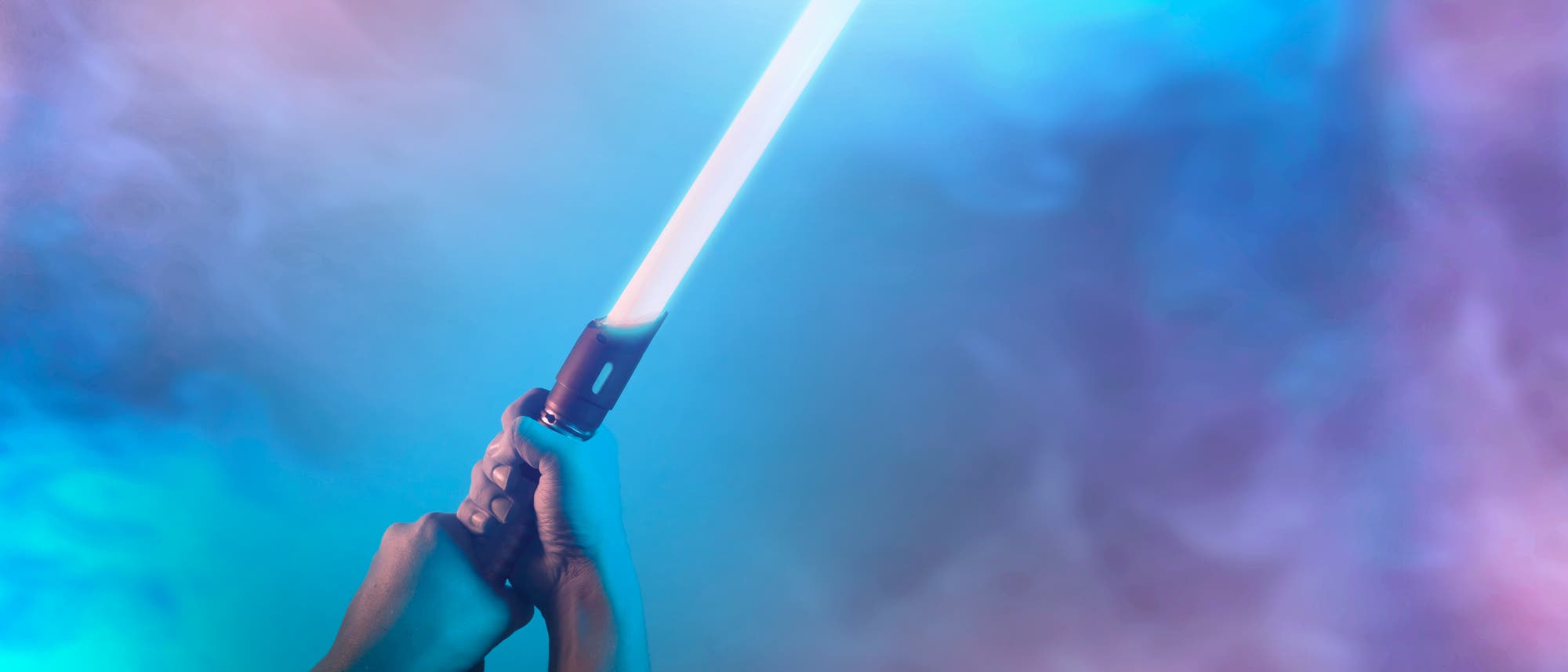 Lichtschwert vor rosa/blauem Hintergrund
