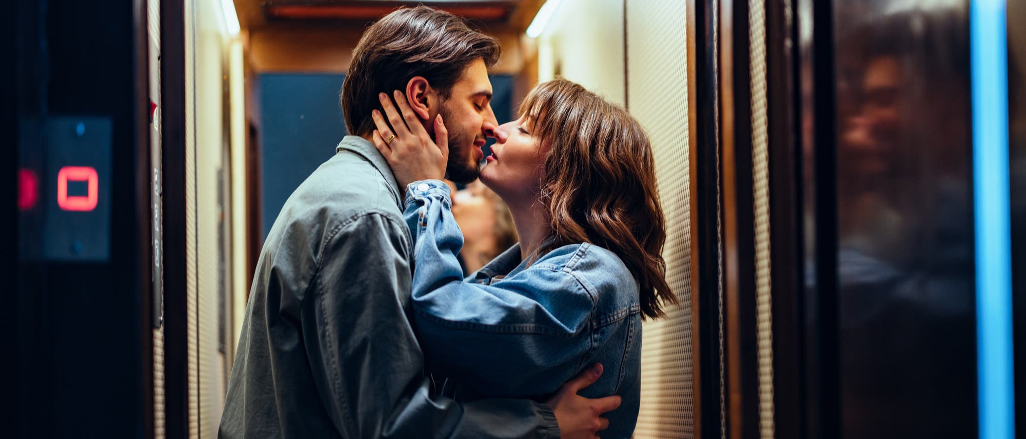 Paar knutscht leidenschaftlich im Fahrstuhl