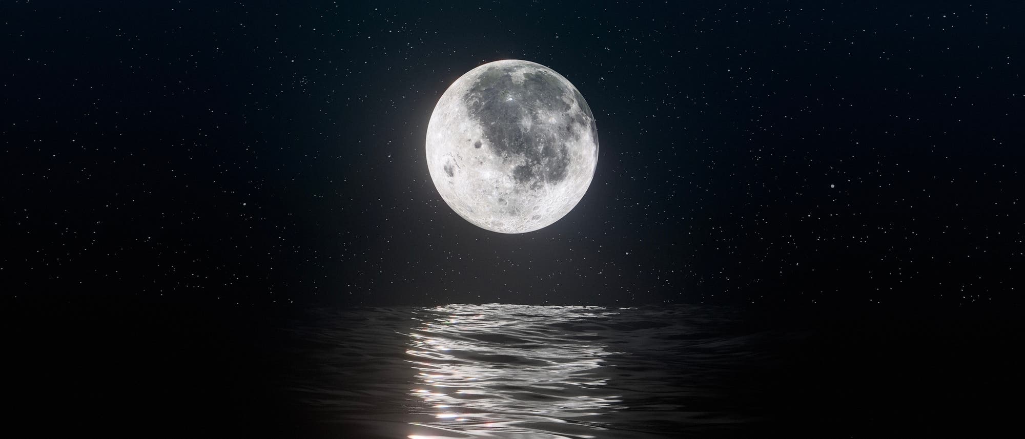Mondschein über dunklem Wasser