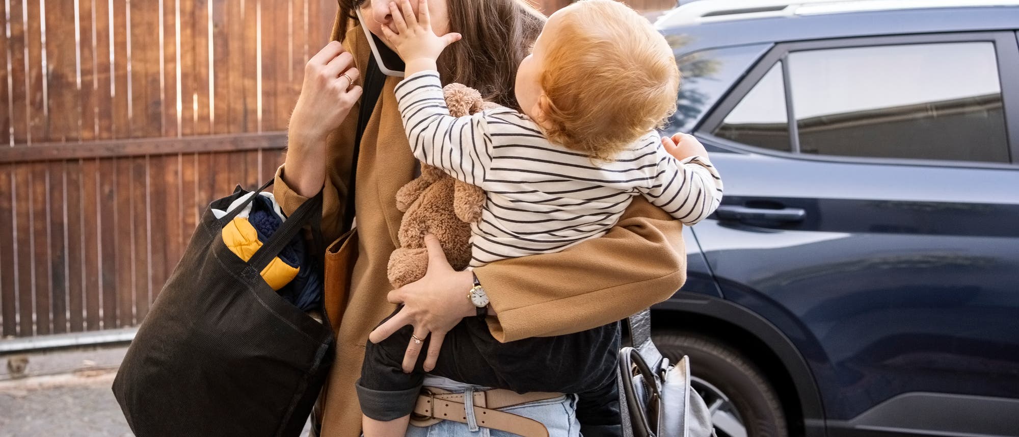 Eine Mutter ist mit mehreren Dingen gleichzeitig besch&auml;ftigt