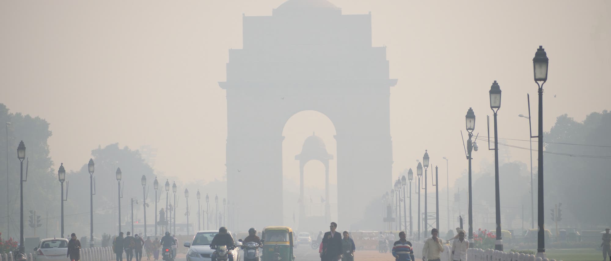 Das India Gate in Neu-Delhi im Smog.