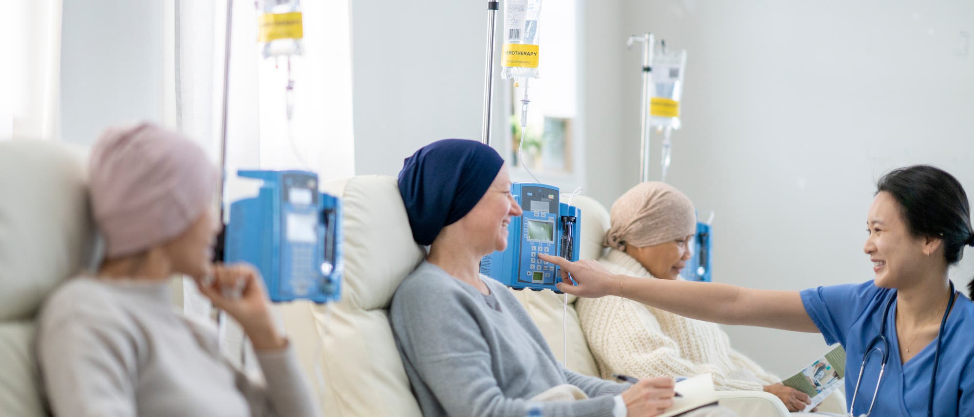 Krebspatientinnen sitzen nebeneinander bekommen über eine Infusion Medikamente