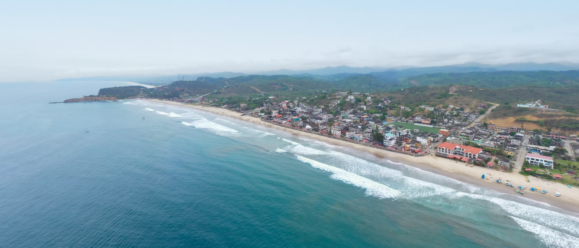 Luftaufnahme von Montanita, einem berühmten Touristenziel an der Küste Ecuadors