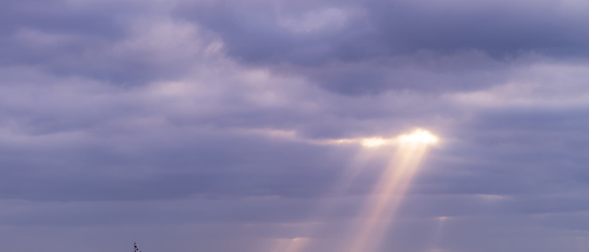Sonne dringt durch die Wolken &uuml;ber dem Nordatlantik