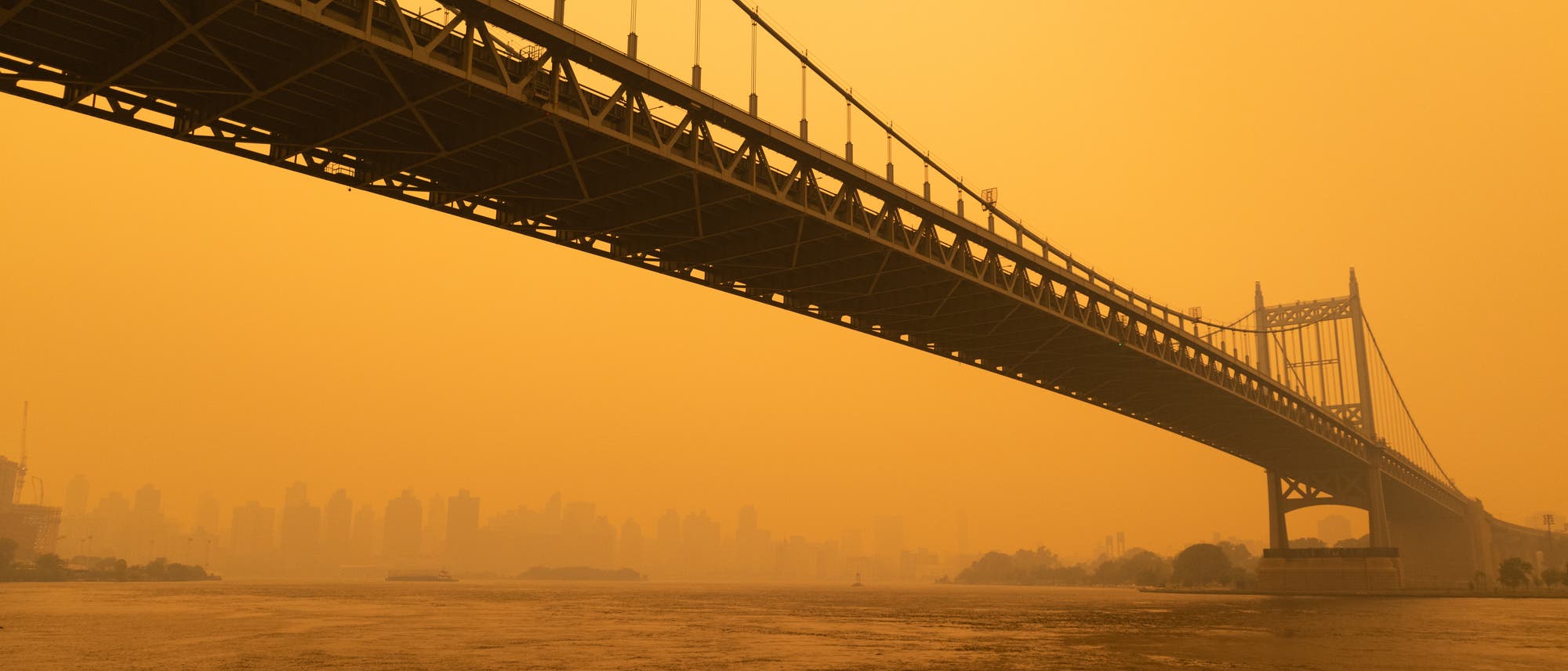 Triborough Bridge entlang des East River in New York City bei dichtem Smog