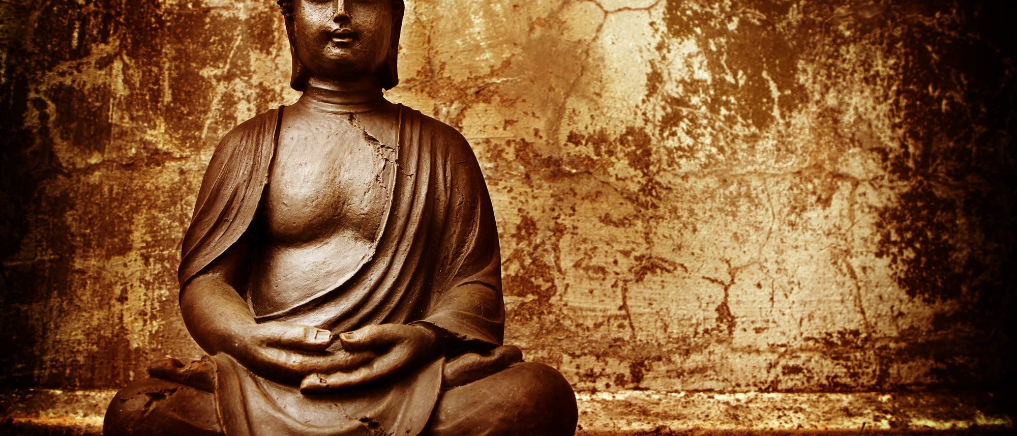 Buddha beim Meditieren, die Hände vorm Bauch gefaltet