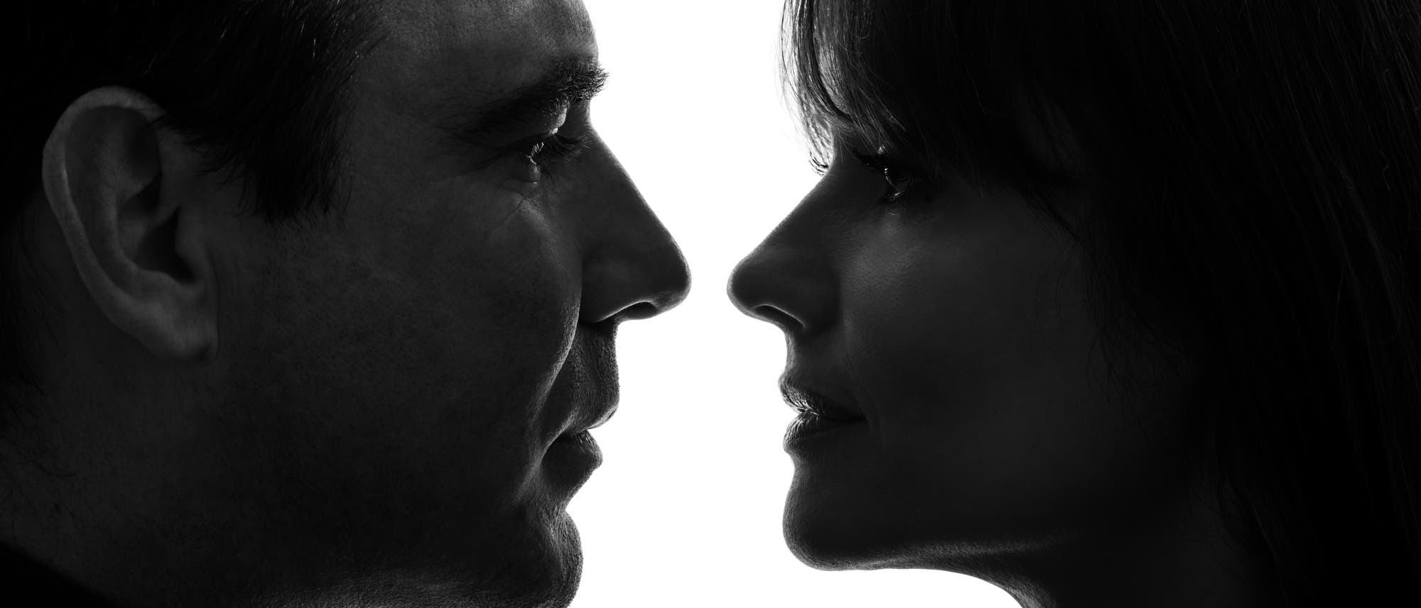 Ein Mann und eine Frau blicken sich gegenseitig ins Gesicht.