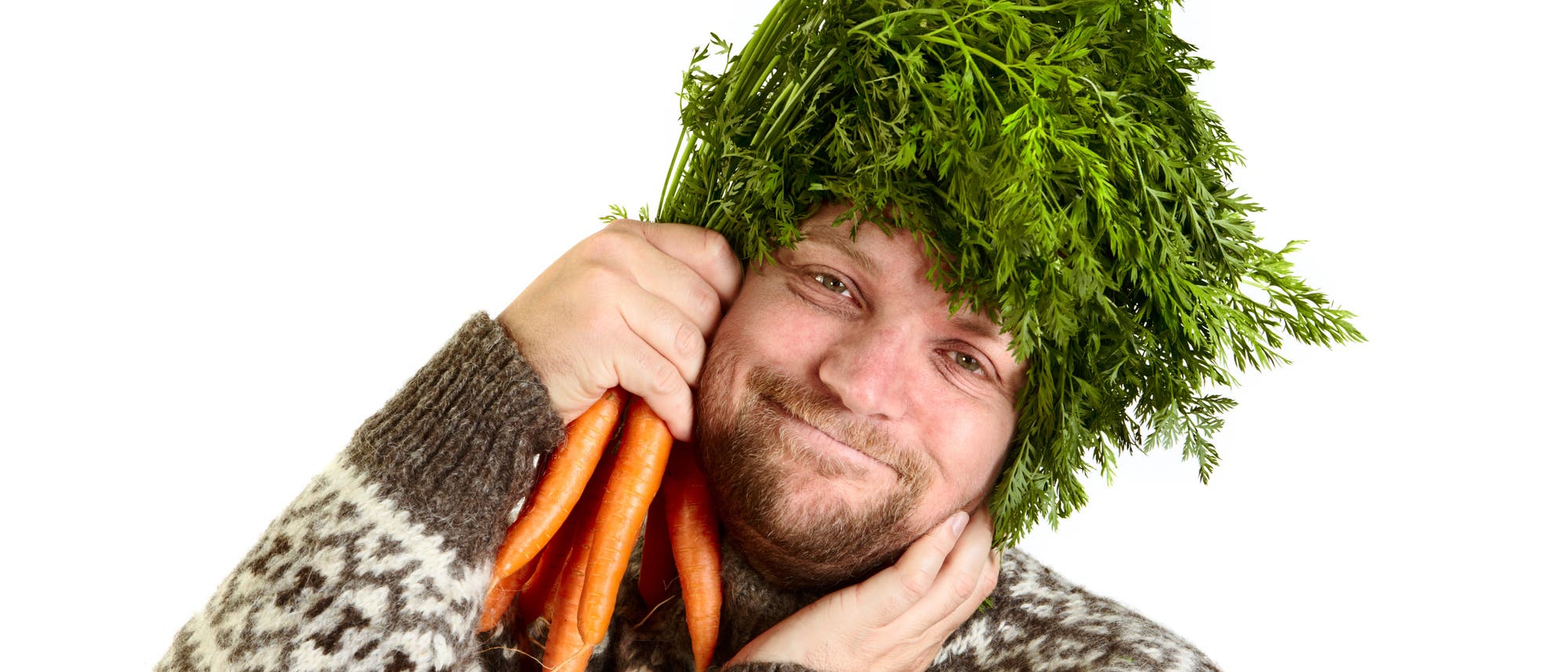 Ein diätaffiner Mann posiert mit Karotten