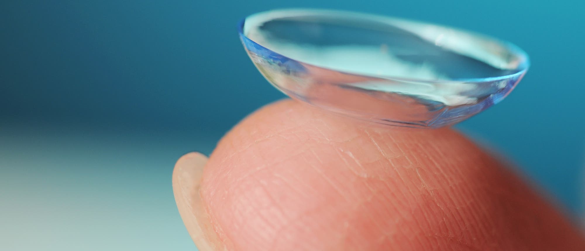 Kontaktlinse auf einem Finger