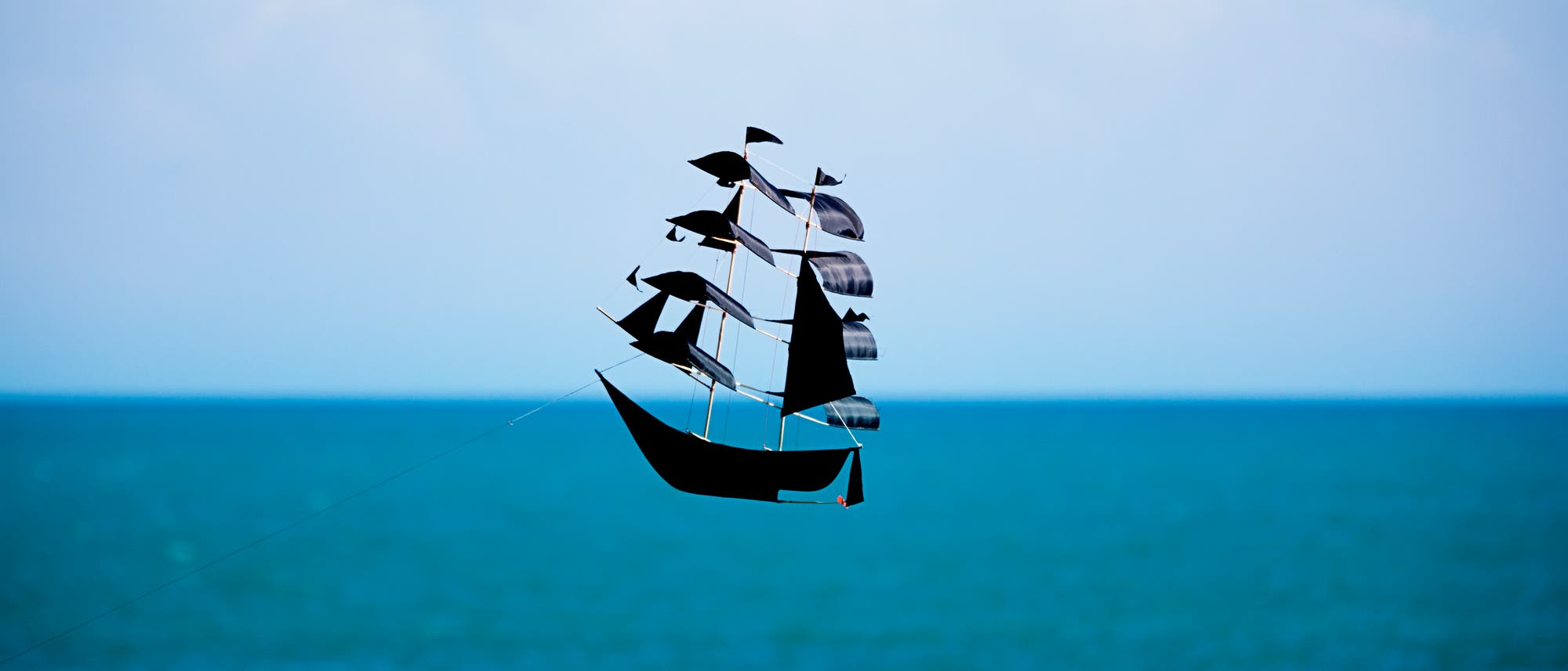 Ein Drachen in Form eines Piratenschiffs