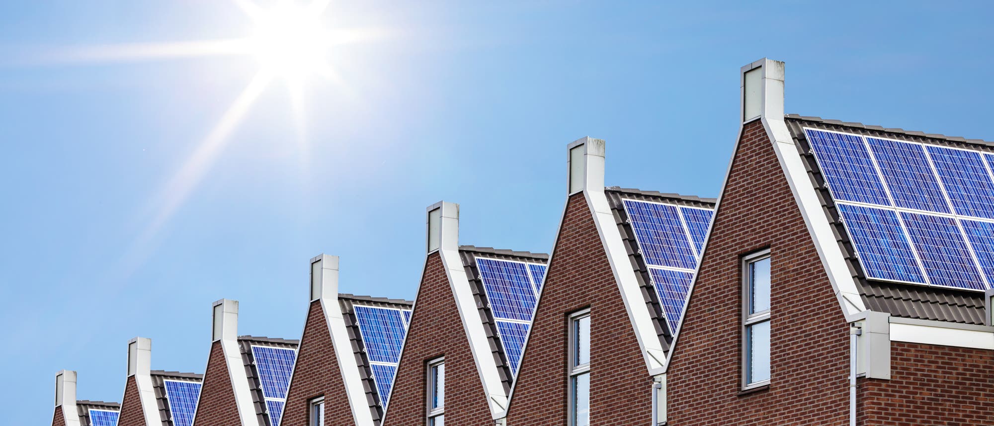 Häuserreihe mit Sonnenkollektoren