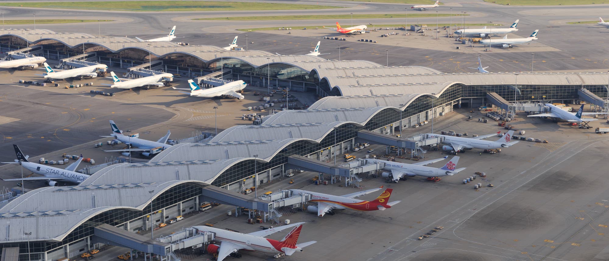 Flugzeuge am Terminal des Flughafens Hongkong.