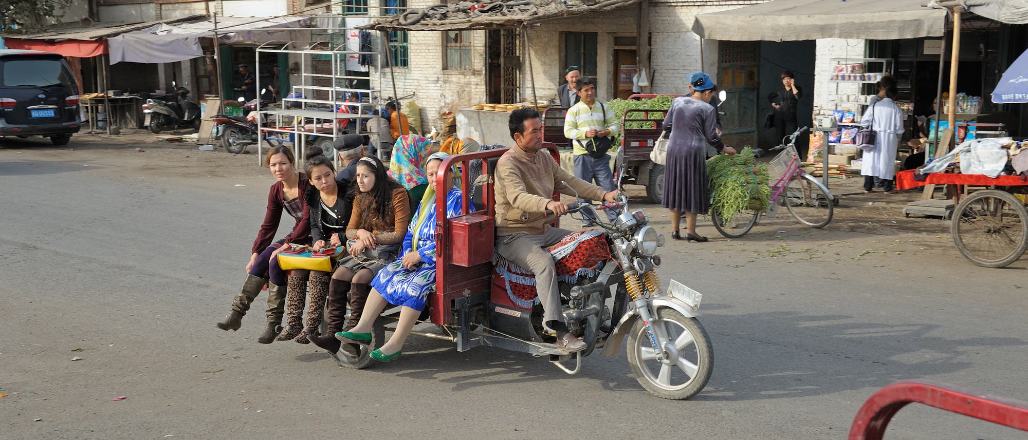 Uigurische Frauen im öffentlichen Personennahverkehr