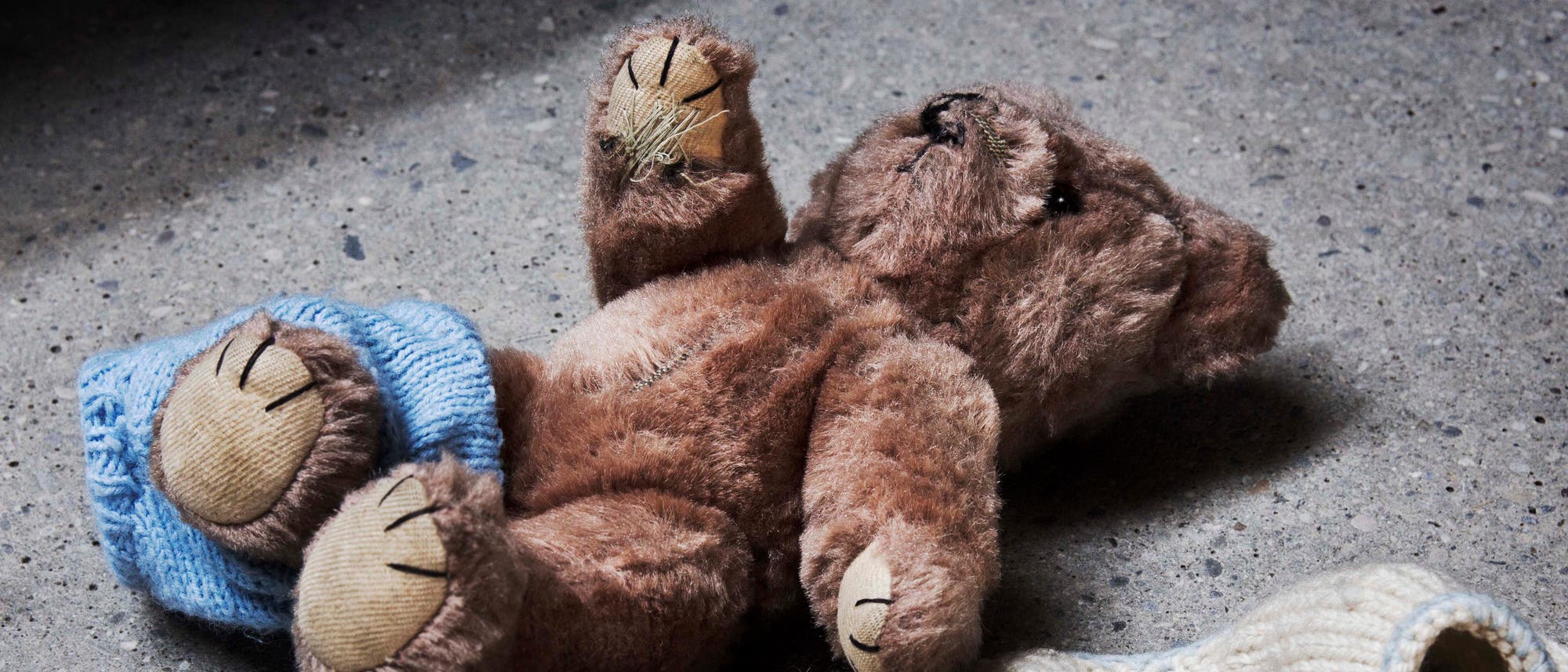 Ein Teddybär liegt auf der Straße