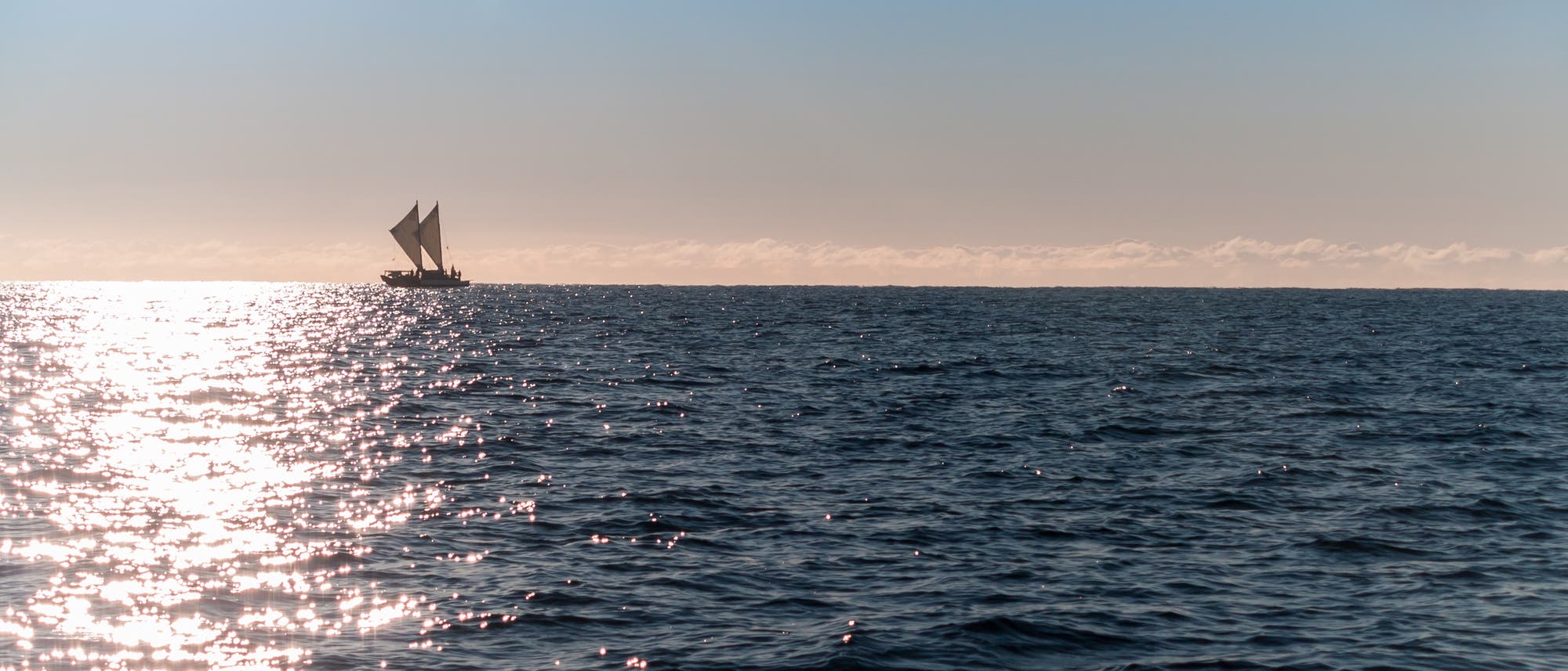 Maori-Segelboot auf dem Meer.