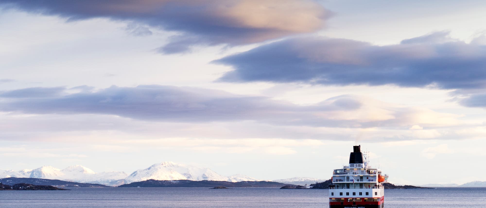 Schiff f&auml;hrt entlang der norwegischen K&uuml;ste