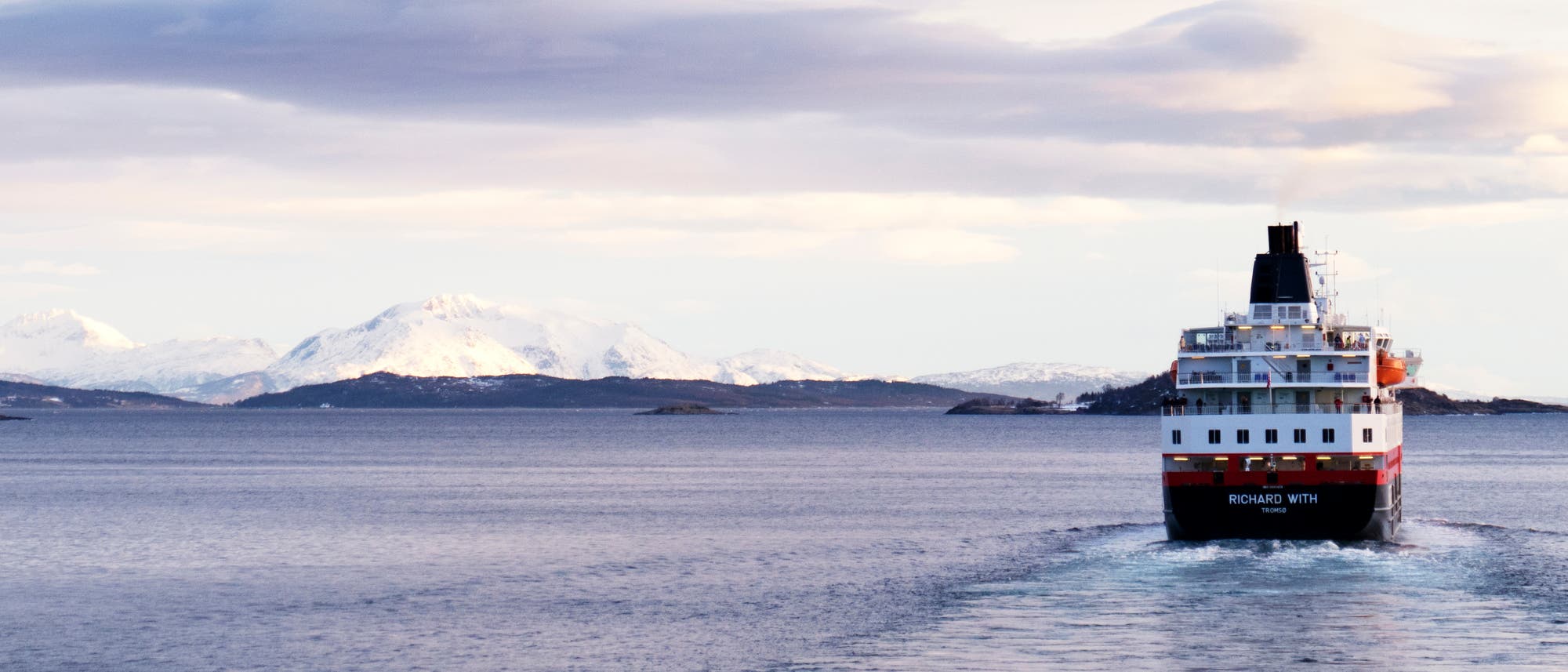 Schiff fährt entlang der norwegischen Küste