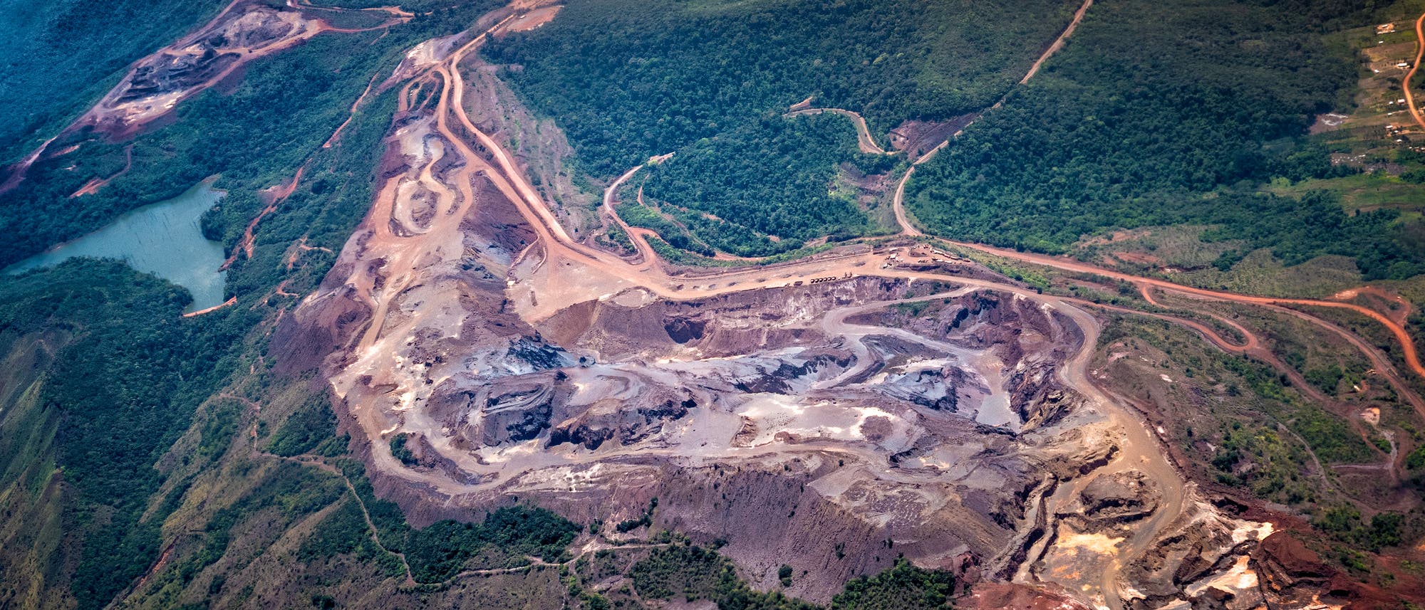 Ein Tagebau nach Bauxit, einem aluminiumreichen Erz, erstreckt sich durch ein Waldgebiet in Venezuela.