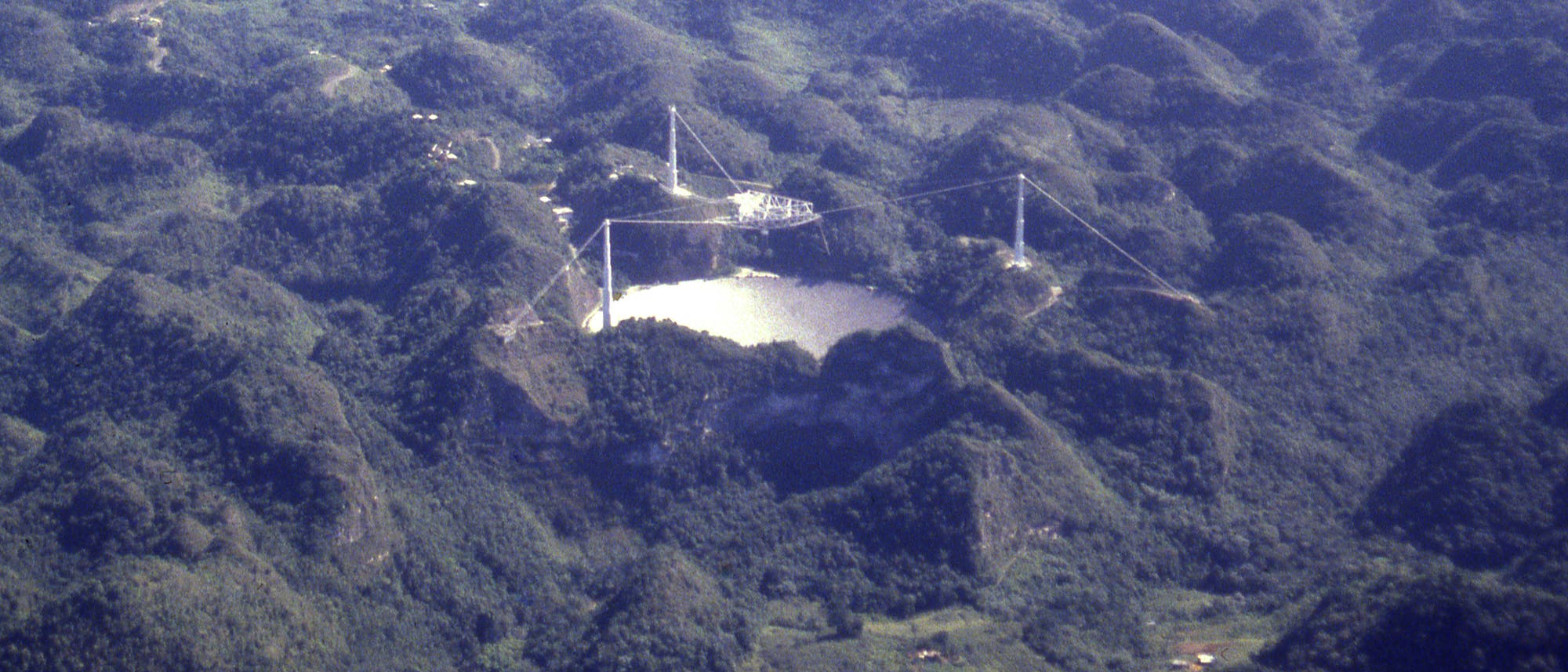 Das Arecibo-Radioteleskop in der umgebenden Landschaft.
