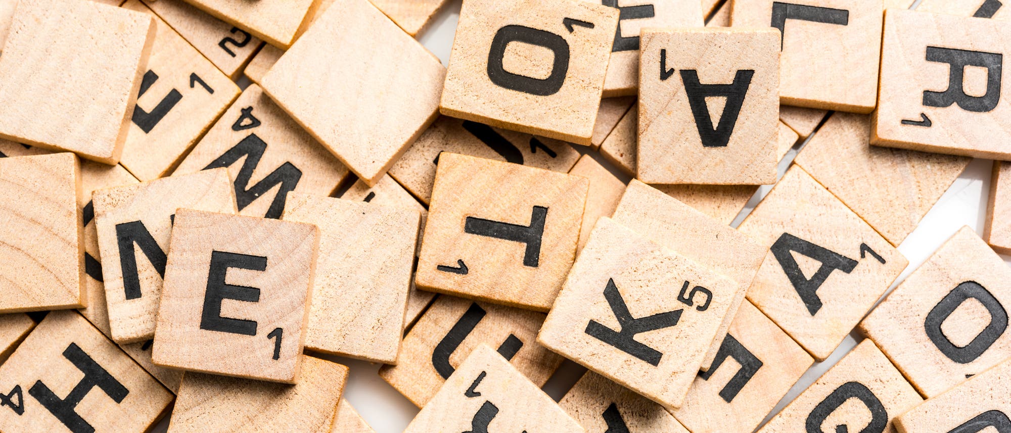 Eine Menge von Scrabble-Steinen mit Buchstaben