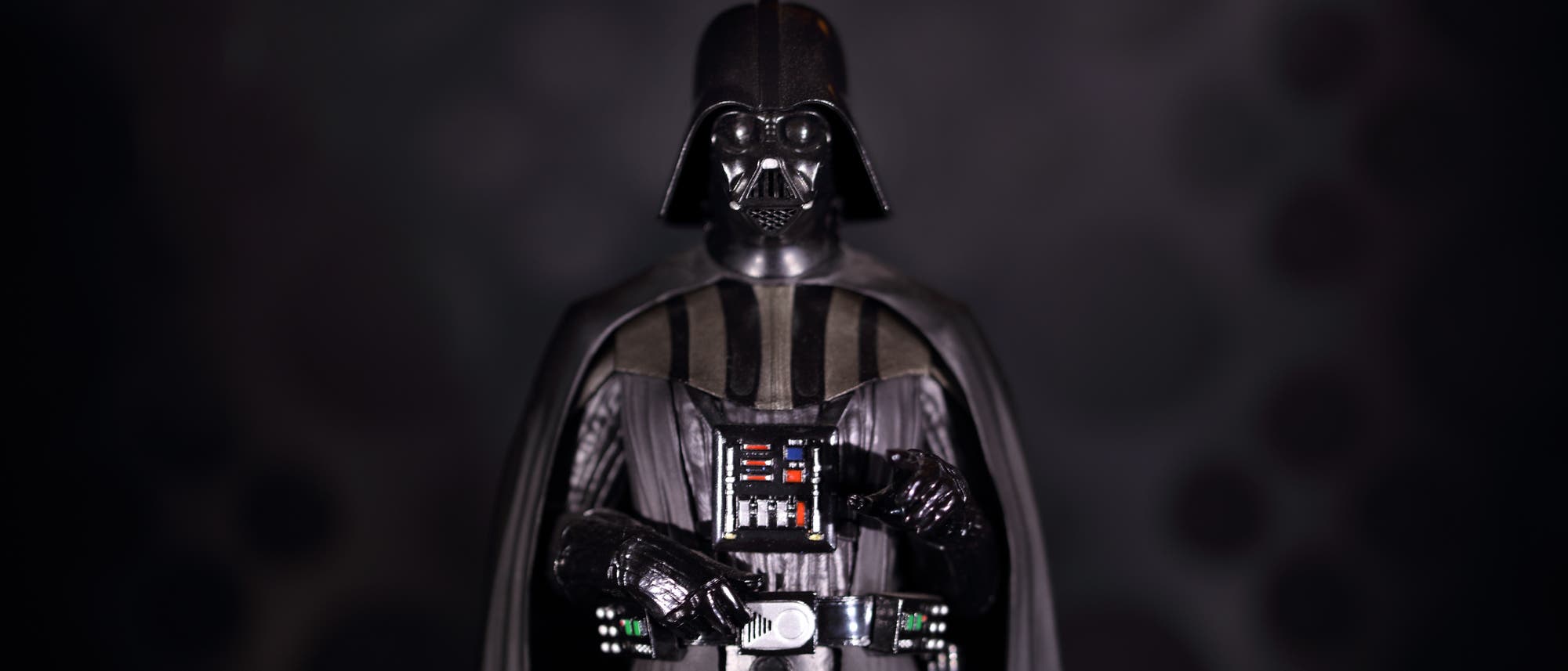 Mensch in Darth-Vader-Kostüm