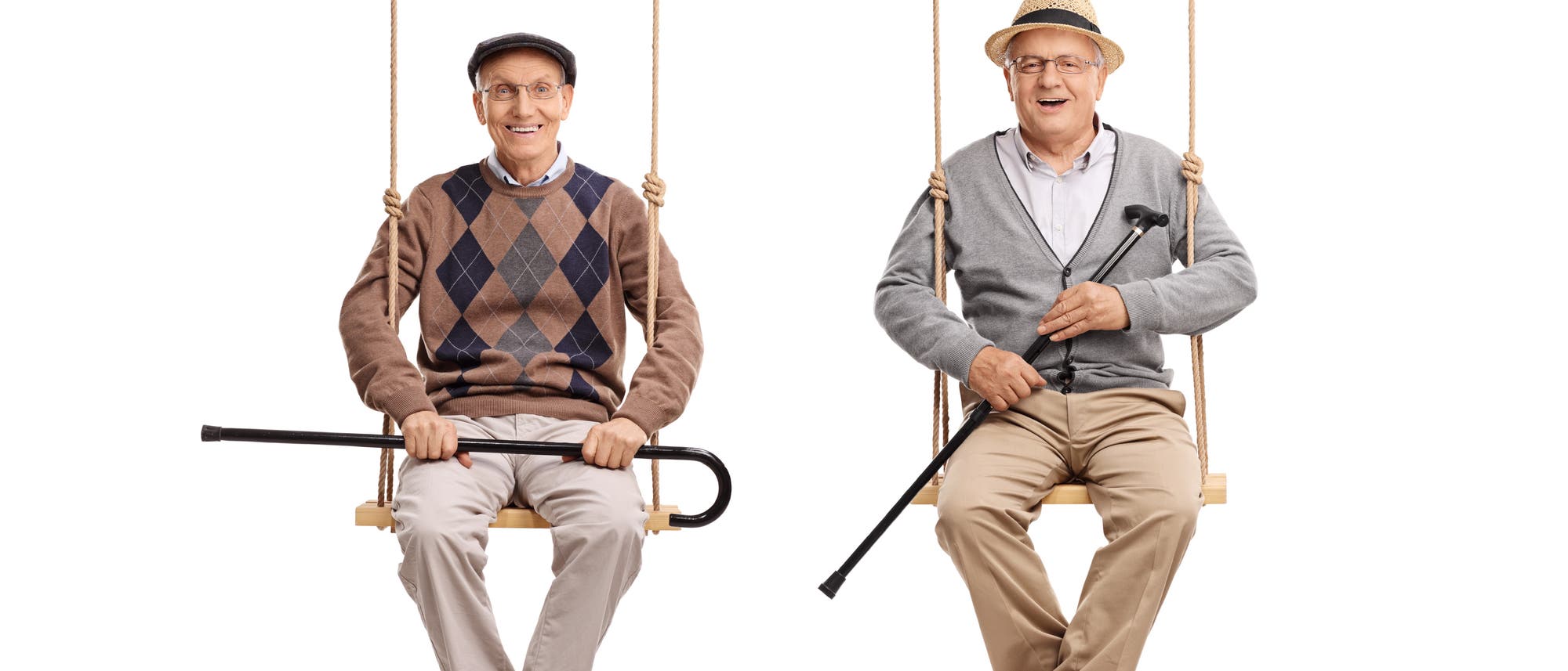Zwei alte Männer sitzen fröhlich auf Schaukeln