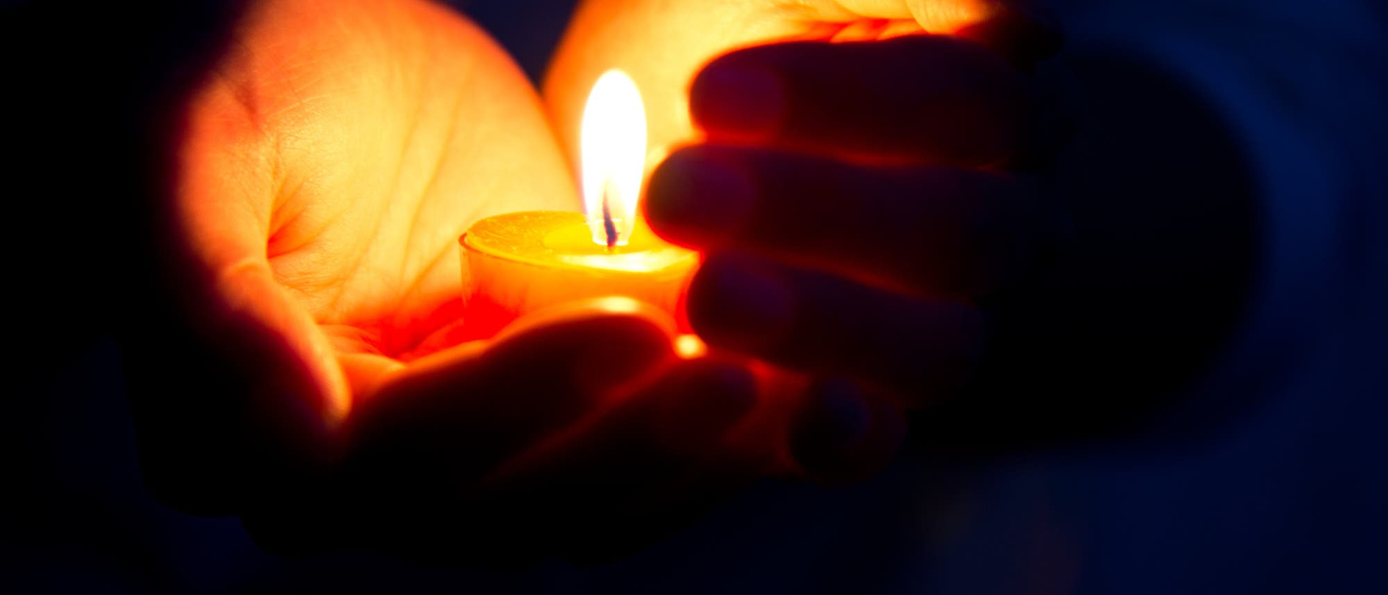 Warme Hände durch Kerzenschein