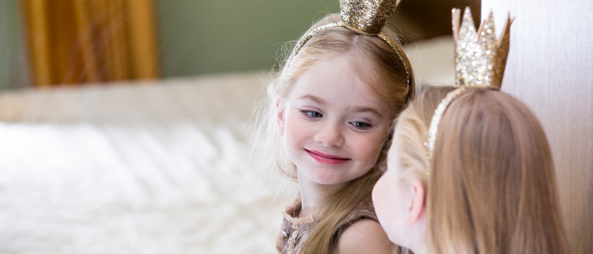 Kleine Prinzessin bewundert im Spiegel ihren frisch aufgetragenen Lipgloss