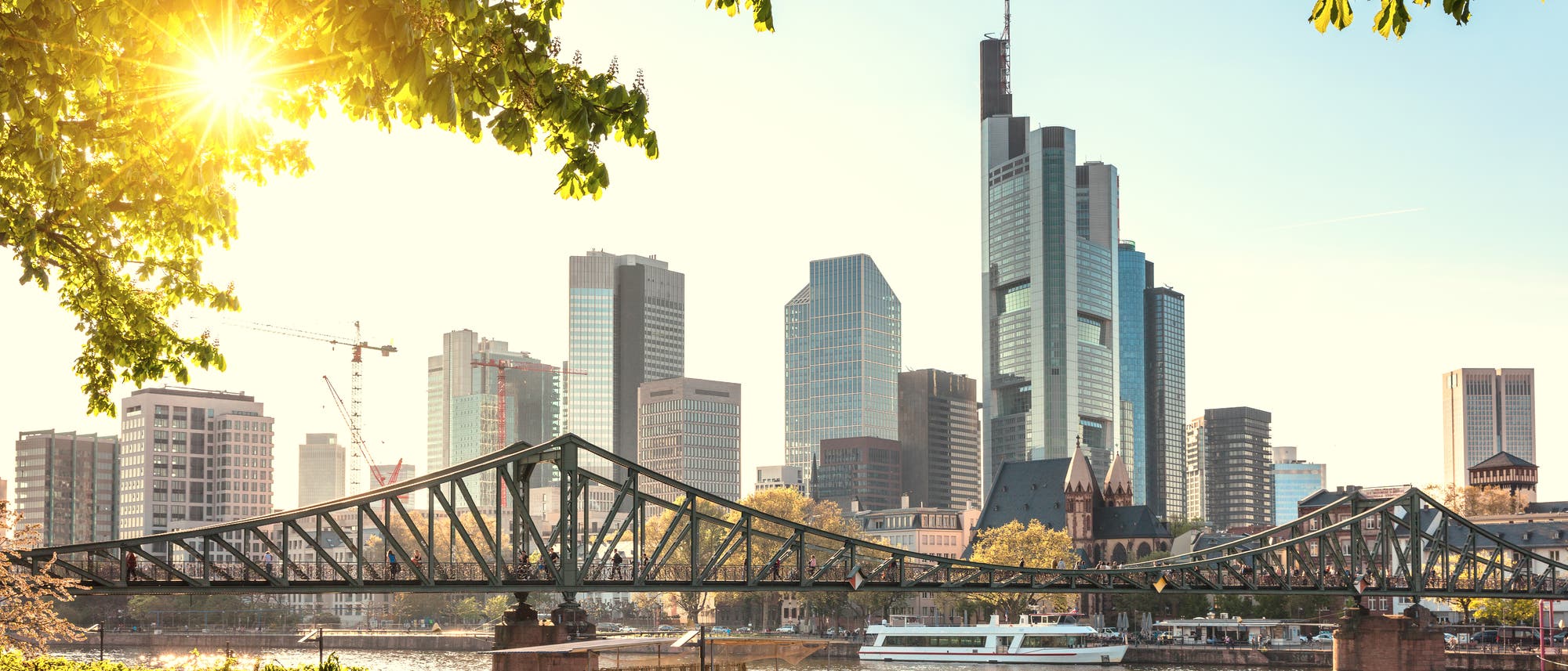 Skyline von Frankfurt über den Main nach Nordwesten fotografiert.