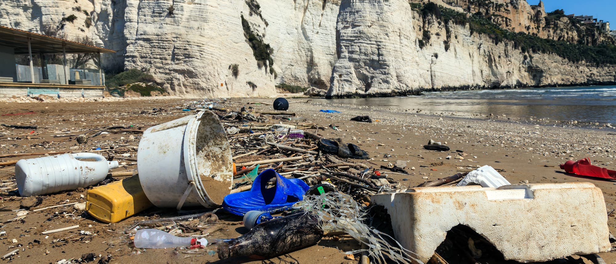 Plastikabfälle an einem Mittelmeerstrand