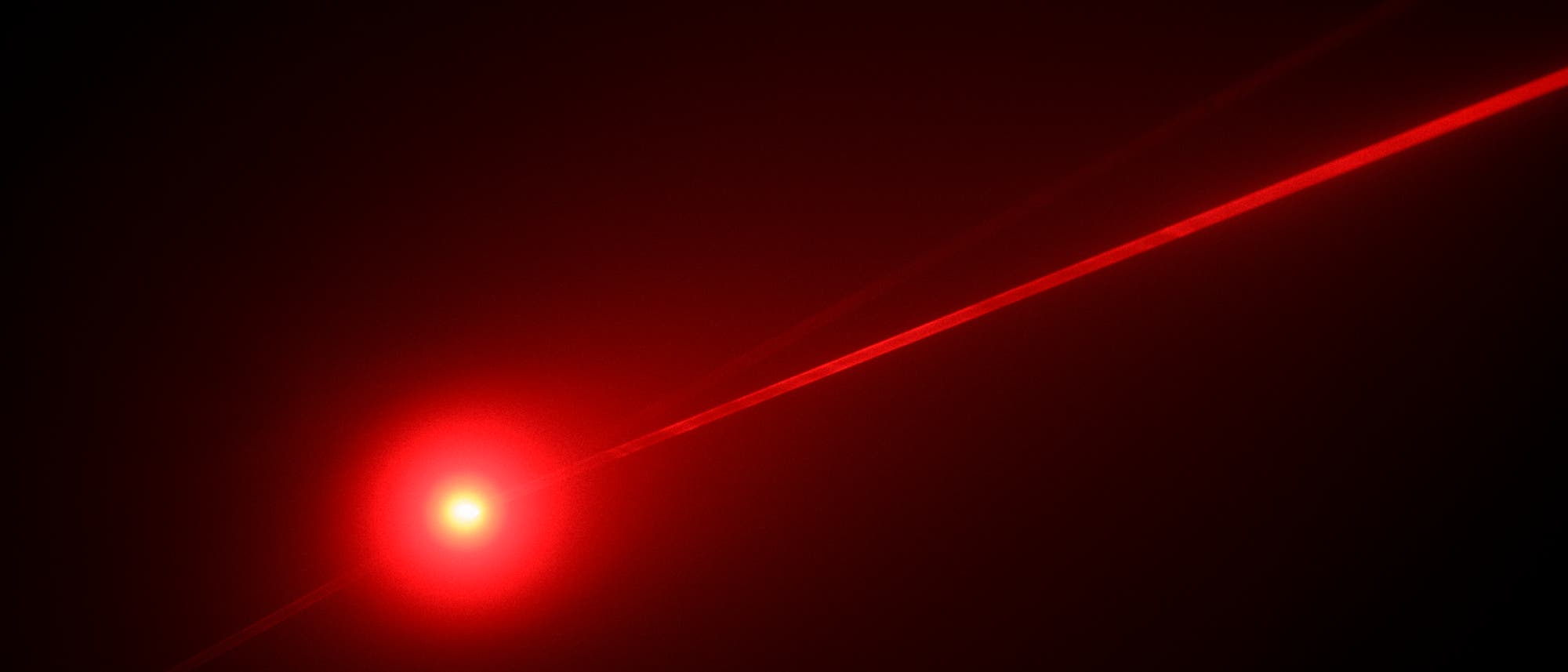 Roter Laser trifft ein Objekt.