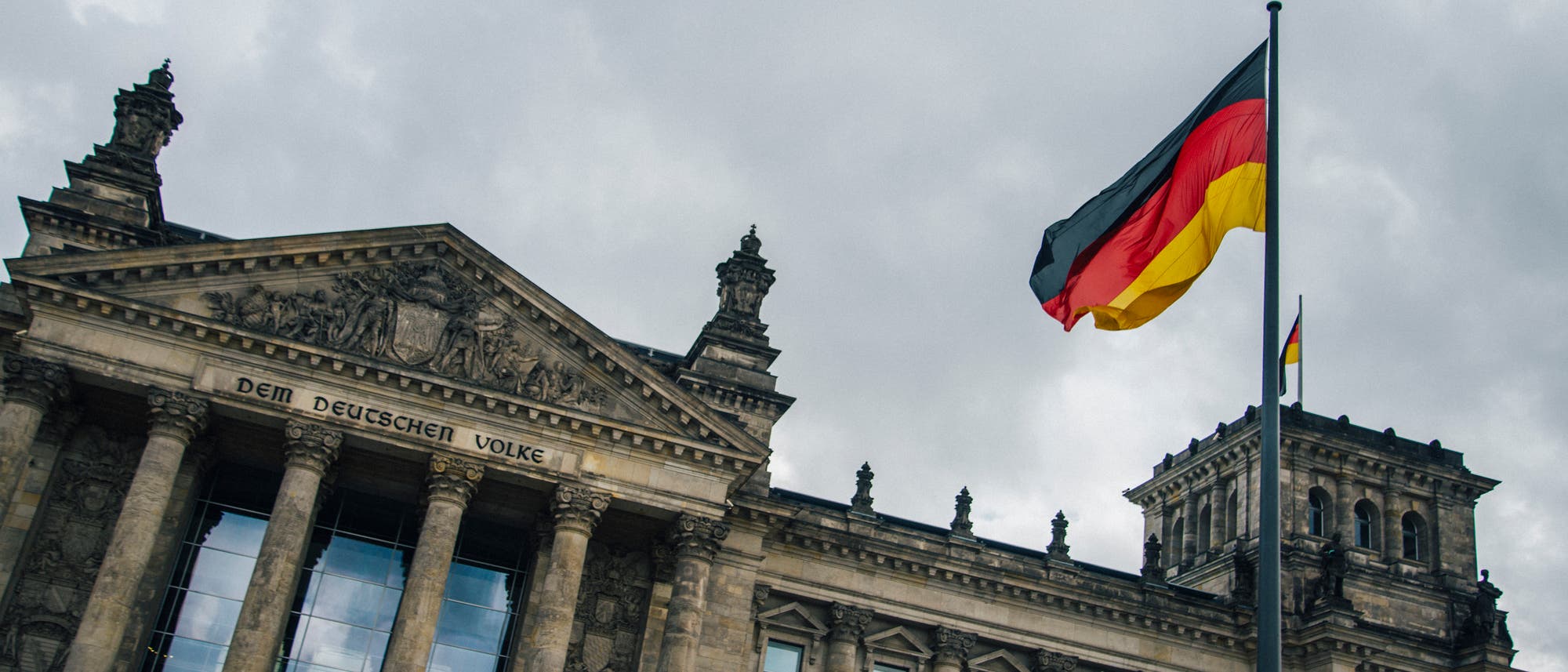 Dunkle Wolken über dem Berliner Reichstag