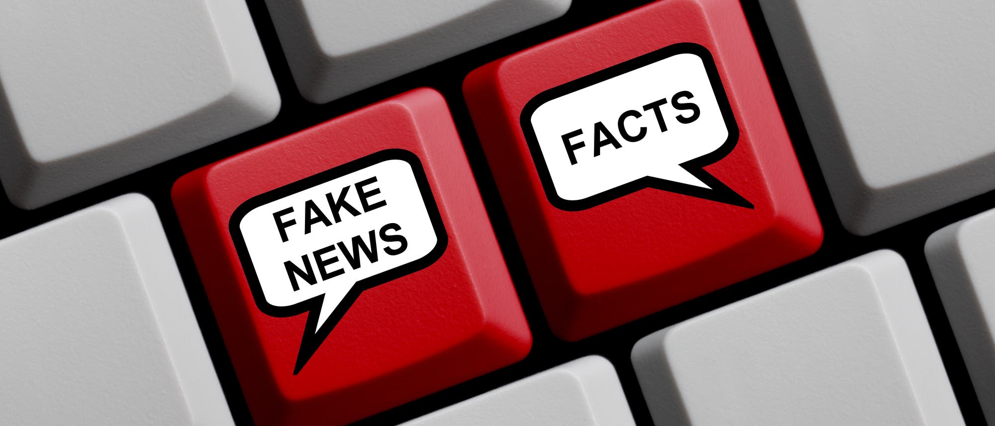 Auf einer Tastatur sind zwei besonders markierte Tasten: Eine für die Wahrheit und eine für Fake News.
