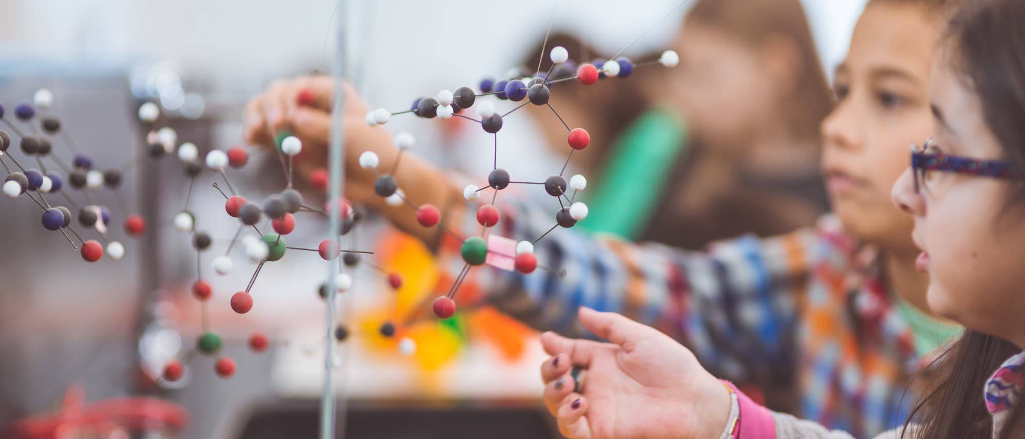 Grundschülern mit selbst gebauten großen Molekülen