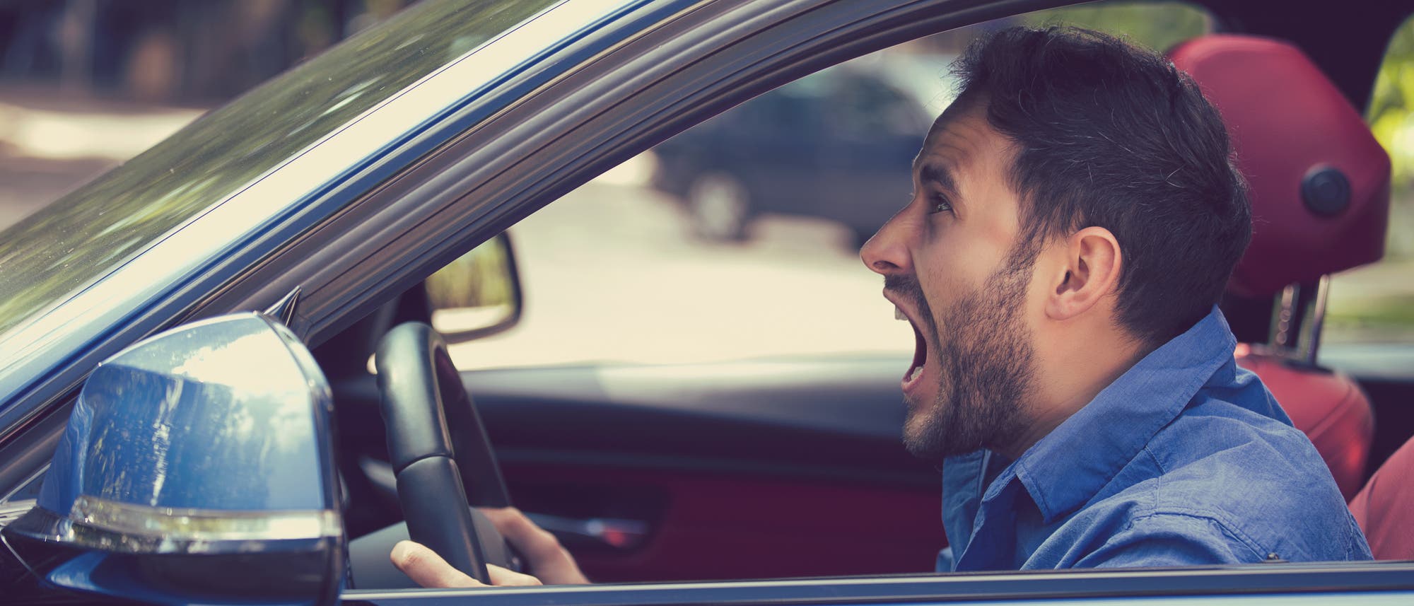 Autofahrer schreit entnervt