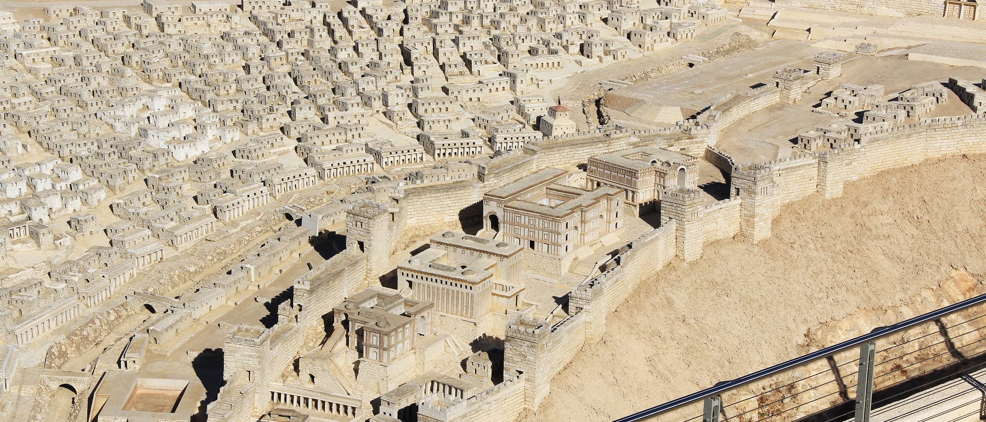 Von unten links in diesem Modell des antiken Jerusalem führt die Stufenstraße hinauf zum Tempelberg oben rechts.