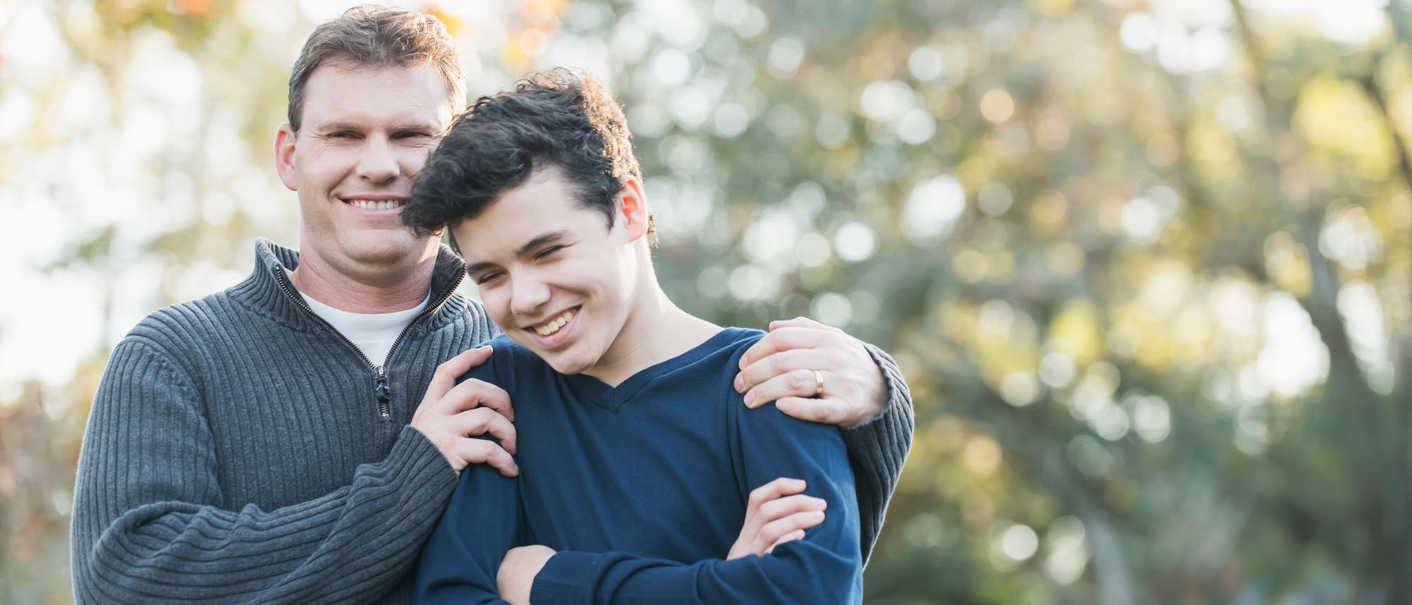 Vater mit Sohn im Freien