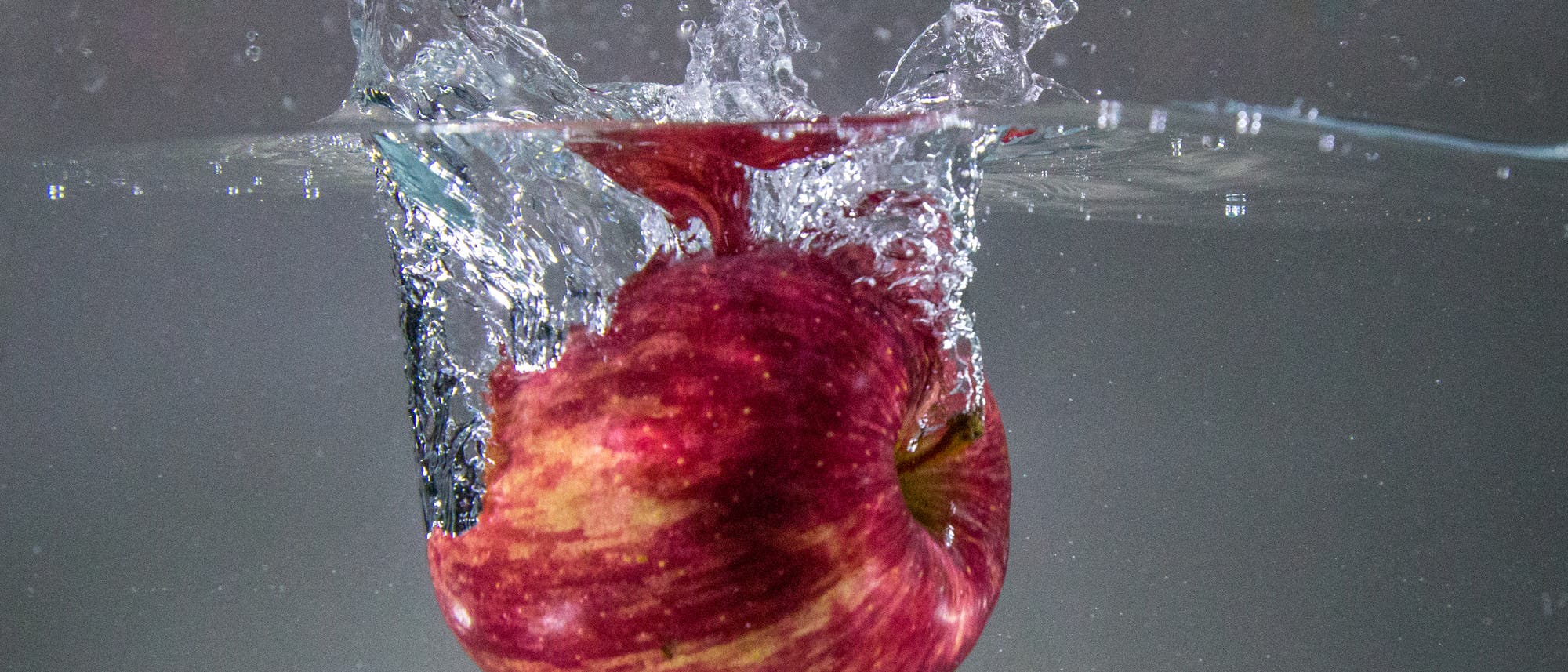 Ein Apfel ist ins Wasser gefallen