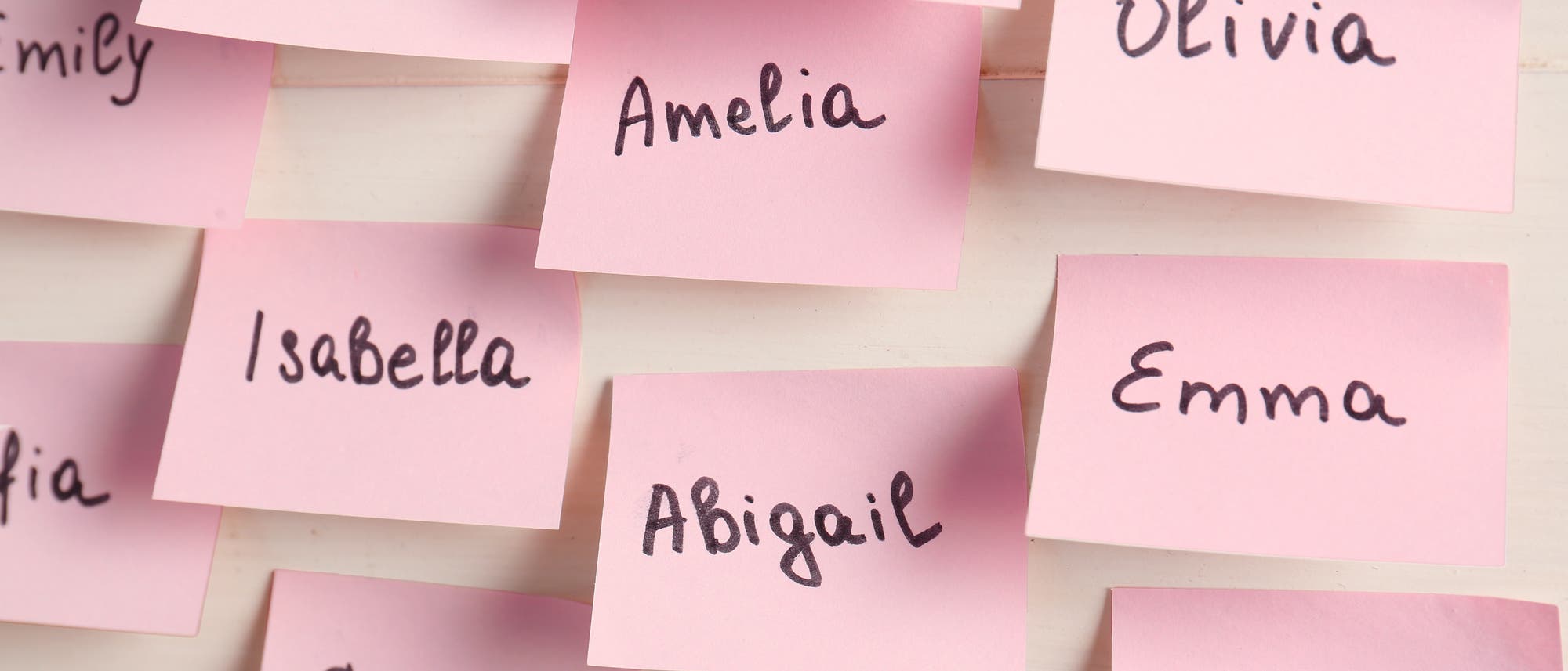 Frauennamen auf rosafarbenen Post-its