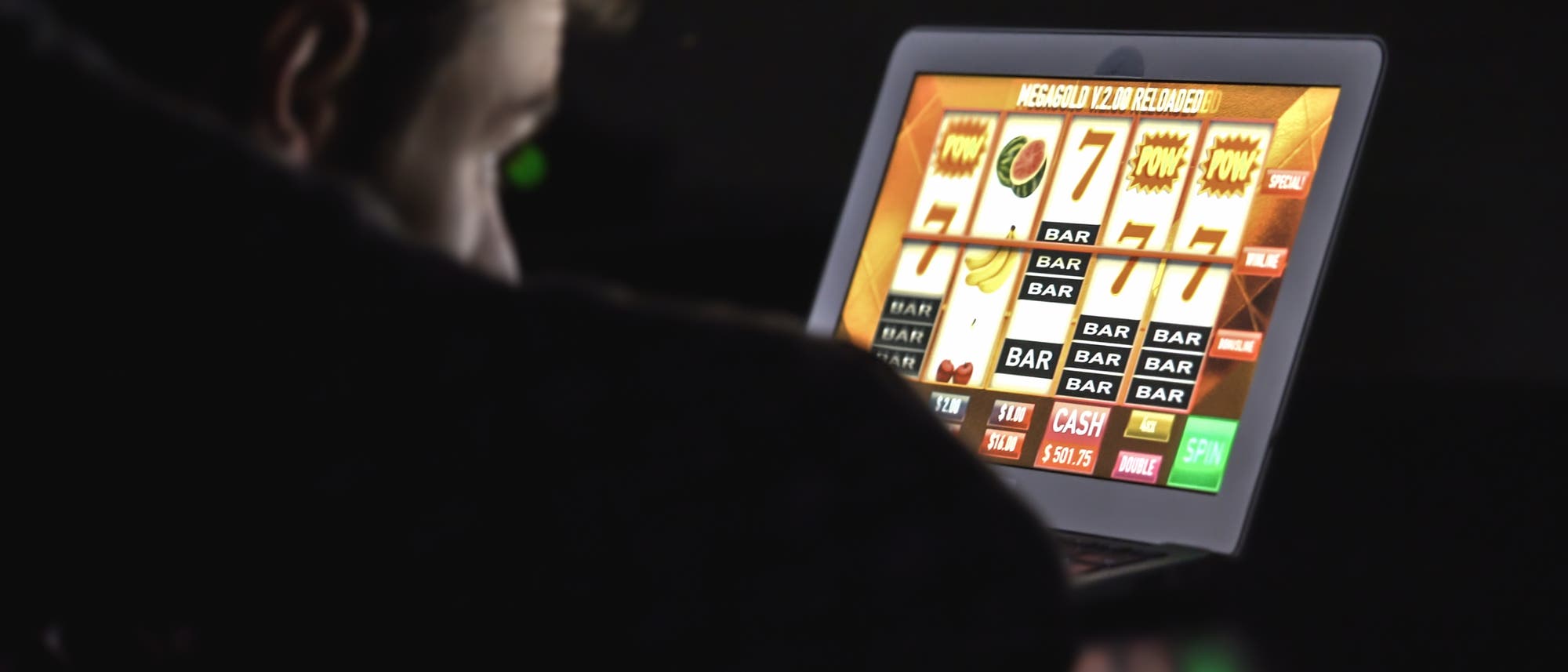 Mann spielt an virtueller Slot Machine