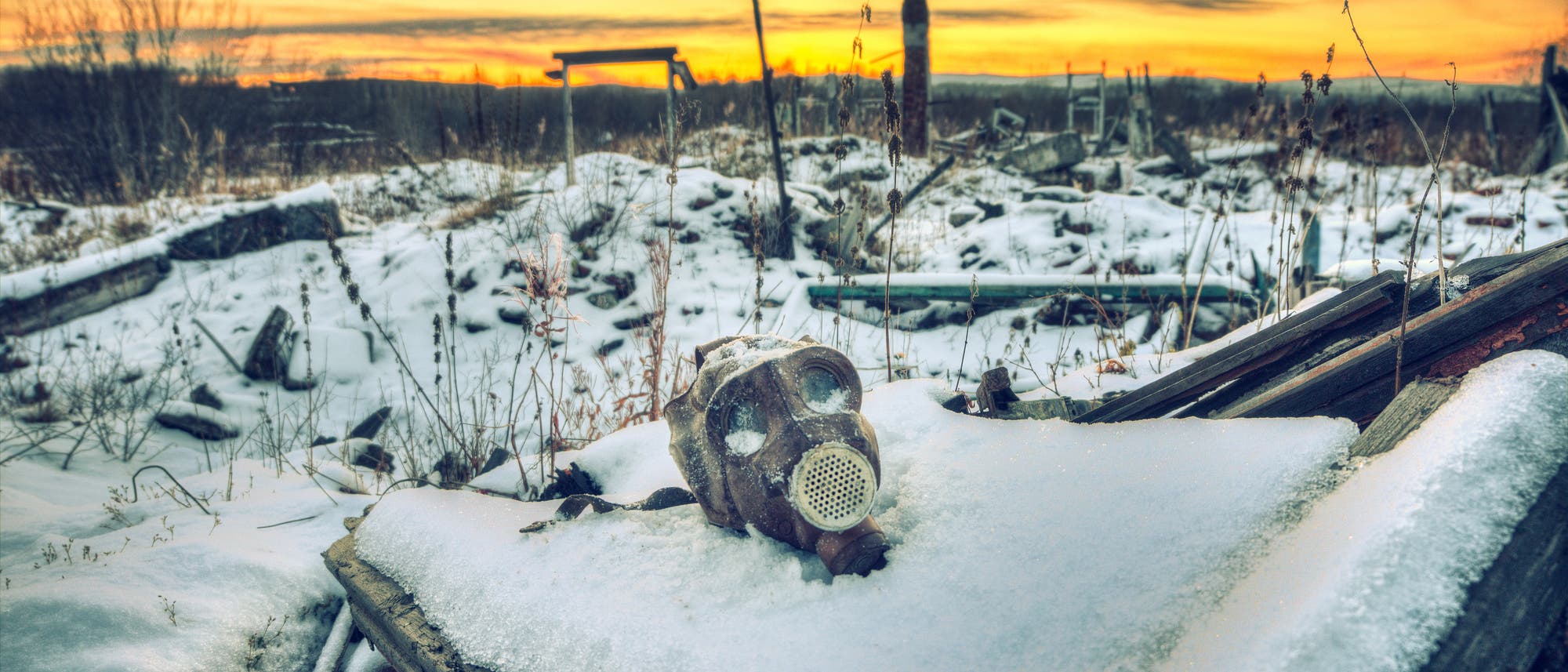 Eine Winterlandschaft mit Gasmaske im Vordergrund.
