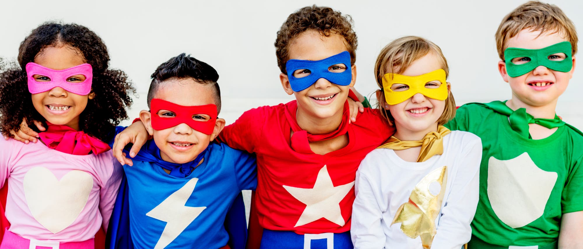 Kinder in Superhelden-Kostümen