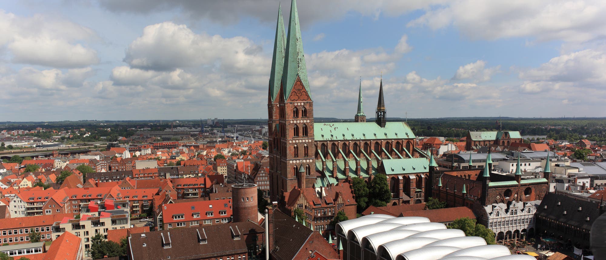 Blick auf die Lübecker Altstadt mit Marienkirche, in deren Nähe die Nusstorte aus dem Jahr 1942 ans Licht kam.