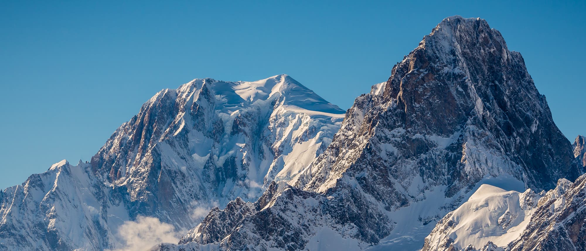 Mont Blanc und Grandes Jorasses über Winterwolken im Tal