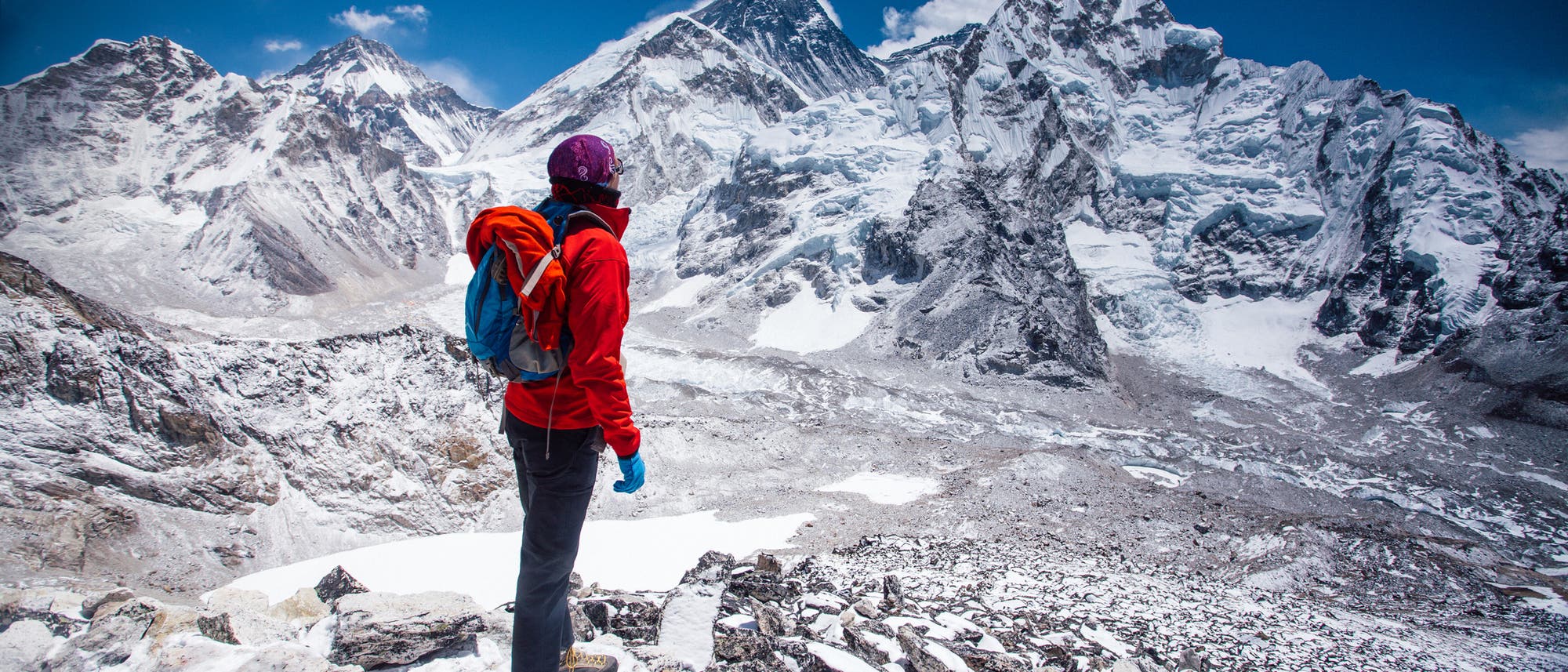 Eine Bergsteigerin blickt auf den Mount Everest im Himalaya.