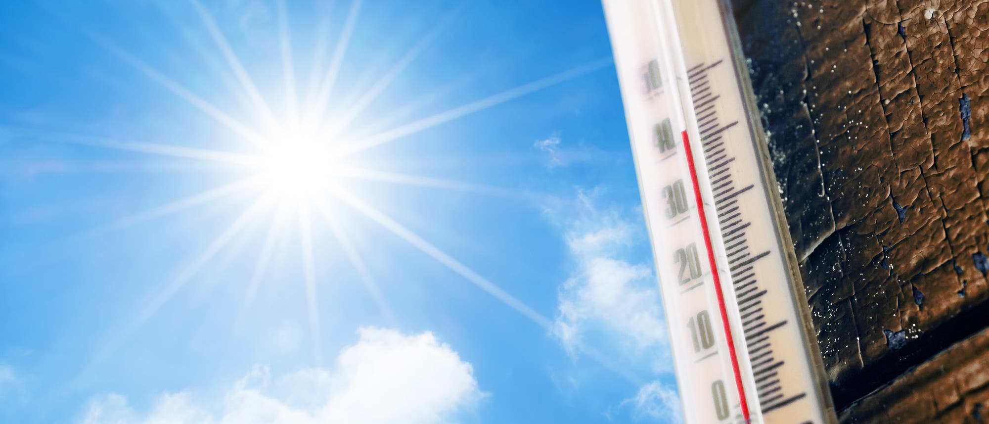 Brace yourself. Summer is coming. Ein Thermometer, das über 40 Grad anzeigt, daneben Himmel mit Sonne. 